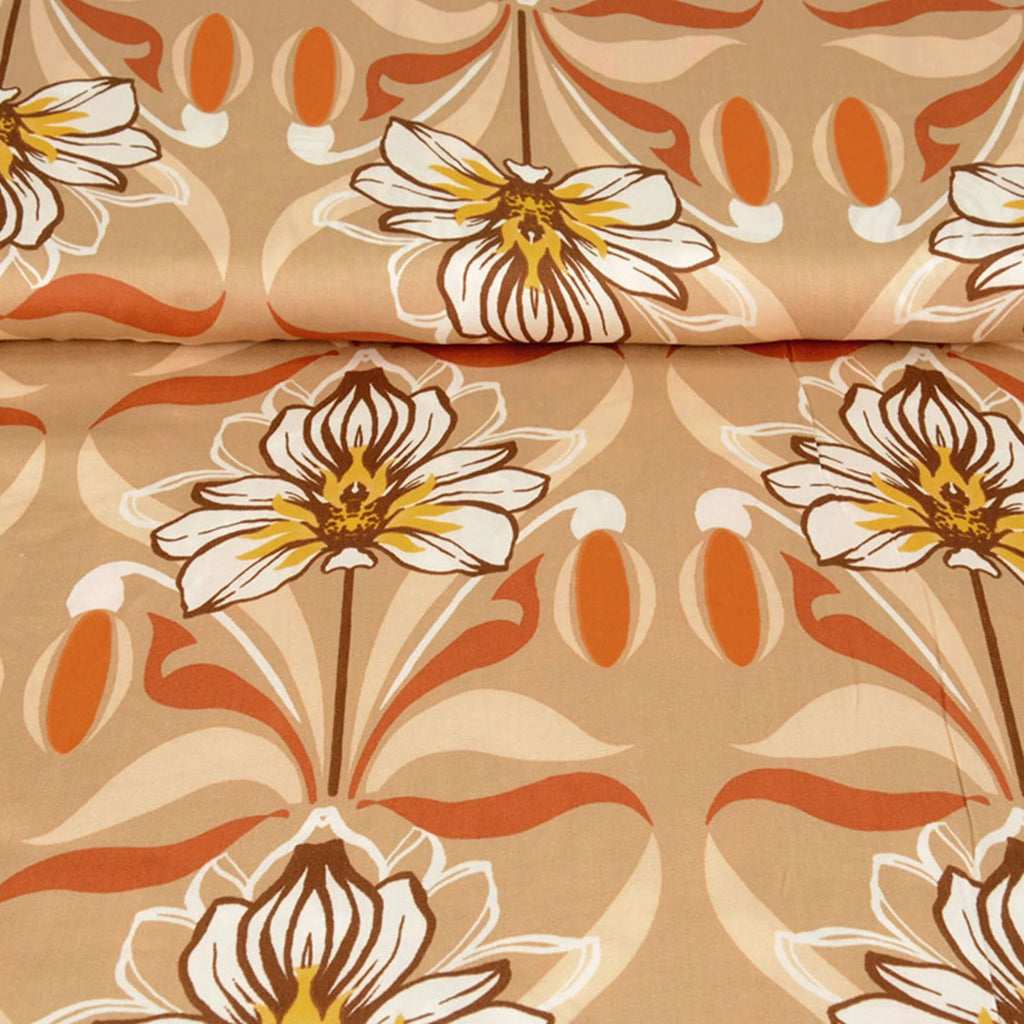 Viscose stof met grote crèmekleurige bloemen en oranje bladeren op een zandkleurige achtergrond
