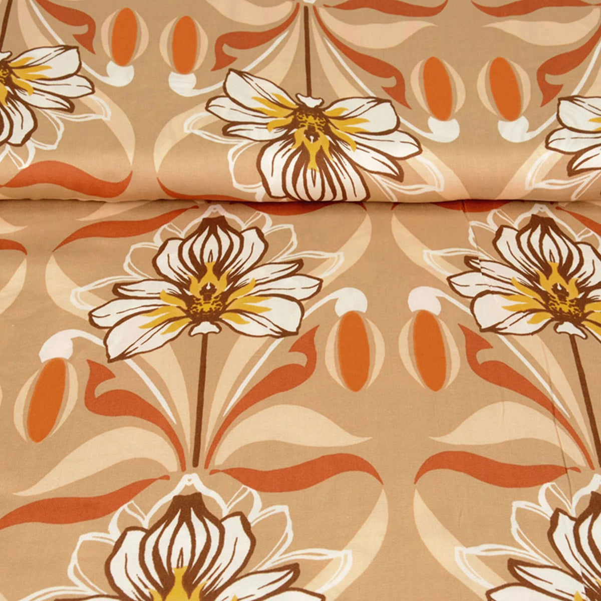 Viscose stof met grote crèmekleurige bloemen en oranje bladeren op een zandkleurige achtergrond