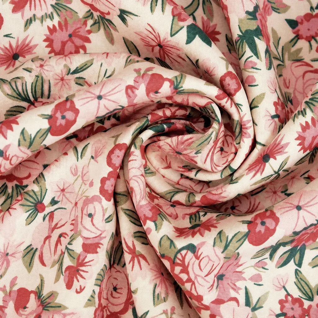 Detail van viscose Yara met roze bloemenprint