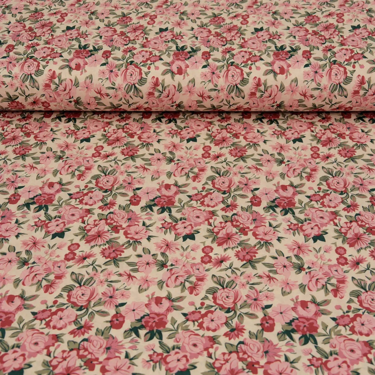 Viscose Yara met roze bloemenprint op ecru achtergrond